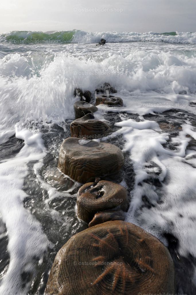 Wellenbrecher bei Sturm und Seegang | Schaumkronen rollen über eine hölzerne Buhne an der Nordküste von Rügen hinweg