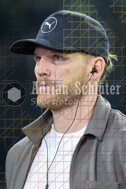 Borussia Mönchengladbach vs Karlsruher SC - DFB-Pokal 2. Runde | Mönchengladbach, Deutschland, 28.10.25:   Trainer Eugen Polanski (Borussia Mönchengladbach) schaut waehrend des Spiels der DFB-Pokal 2. Runde zwischen Borussia Mönchengladbach vs Karlsruher SC im Stadion im Borussia Park(Foto von Brauer-Fotoagentur / Adrian Schlueter)