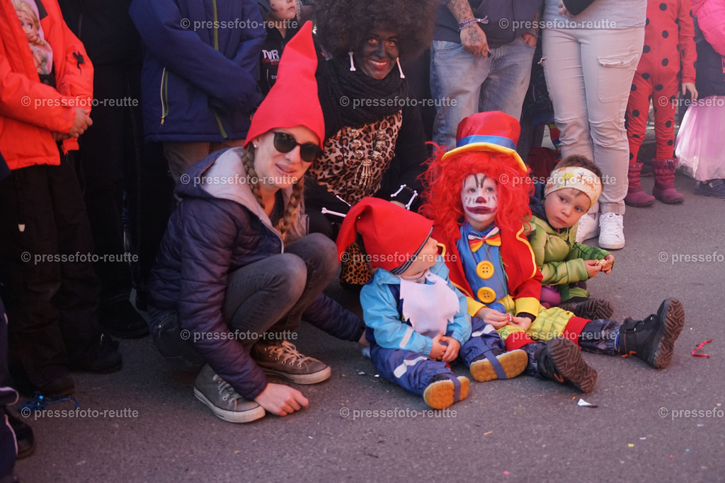 news-2023-Feb16-Unsinniger_Fasching_Reutte-sony-DSC02566 | Info aus dem Bezirk Reutte/Ausserfern Tirol sowie eine umfangreiche Bilddatenbank über die gesamte Region: Lechtal, Talkessel Reutte, Tannheimertal, Zwischentoren. Lech, Plansee, Zugspitze, Grenztunnel, B179, Fernpassstraße, Verkehr, Lawinen, Tradition, - Realisiert mit Pictrs.com