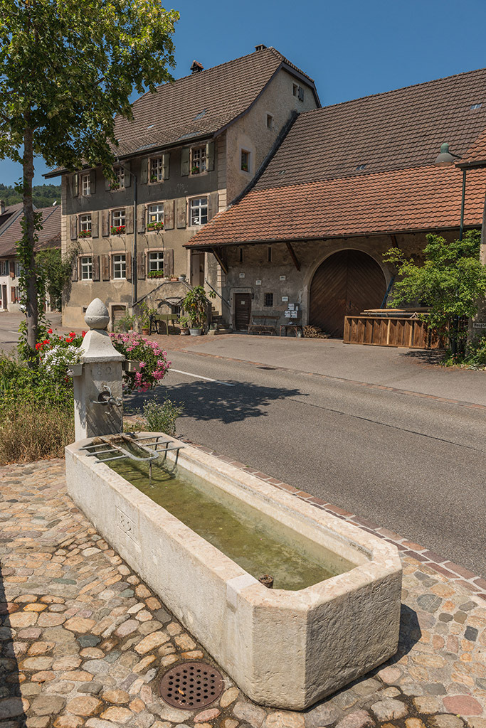 Brunnen im Oberdorf | in Ziefen, Baselland, Schweiz. - Realisiert mit Pictrs.com