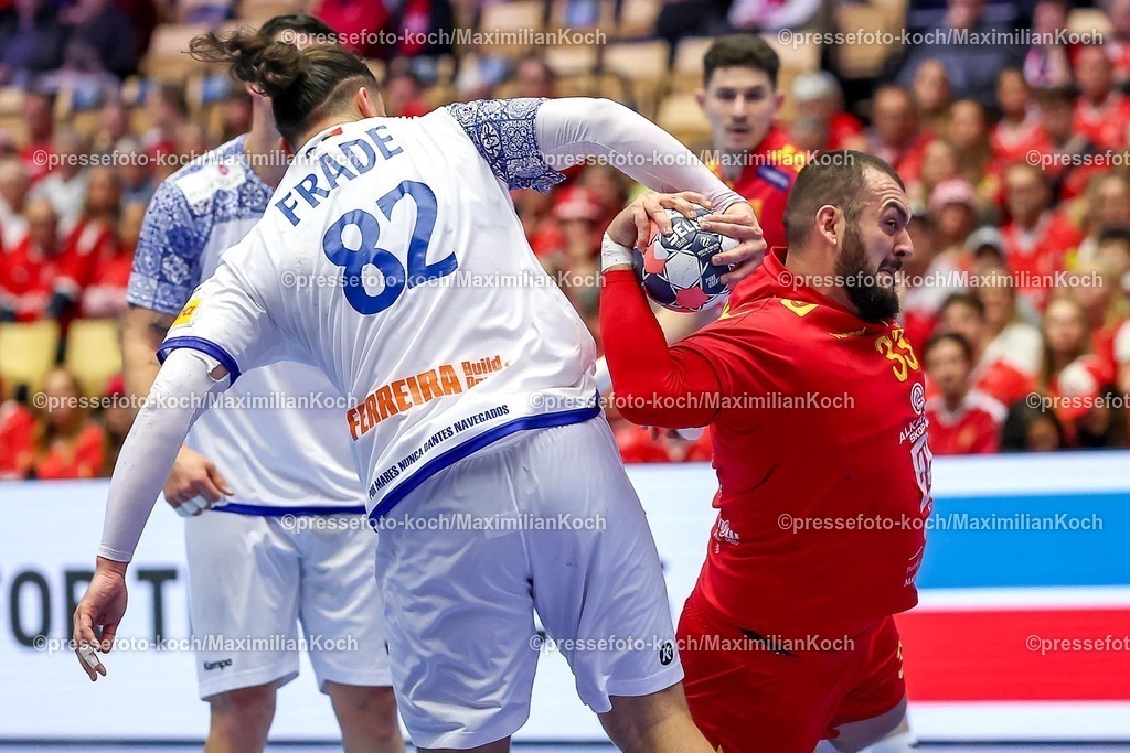 EHF18012601039 | 18.01.2026, Handball, Men's EHF EURO 2026, Portugal - Nordmazedonien, Jyske Bank Boxen in Herning, Dänemark, Preliminary Round: Zharko Peshevski (North Macedonia #33) wird von  Luis Diogo Sousa Frade (Portugal #82) festgemacht