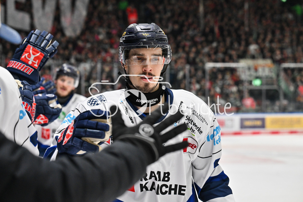 Augsburger Panther - Iserlohn Roosters | AUGSBURG, GERMANY - 06. JANUARY: Jubel der Gäste nach dem Treffer zum 2-2 Ausgleich durch Daniel NEUMANN (Iserlohn Roosters 22) / Tor / Torschuetze / Freude / Happy während dem Match zwischen den Augsburger Panthern und den Iserlohn Roosters am 37. Spieltag der Penny DEL im Curt Frenzel Stadion