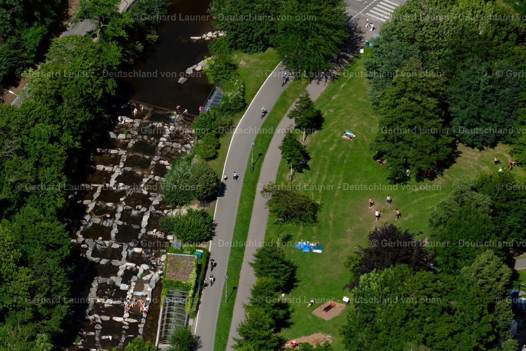 4033396 | FREIBURG IM BREISGAU 30.06.2020 Fluss- Uferbereichen der Dreisam bei Niedrigwasser mit badenden Menschen an der Straße Fritz-Horch-Weg in Freiburg im Breisgau im Bundesland Baden-Württemberg, Deutschland. Weiterführende Informationen bei: Stadt Freiburg im Breisgau. // Town on the banks of the river of Dreisam bei Niedrigwasser on street Fritz-Horch-Weg in Freiburg im Breisgau in the state Baden-Wuerttemberg, Germany. Further information at: Stadt Freiburg im Breisgau. Foto: Gerhard Launer