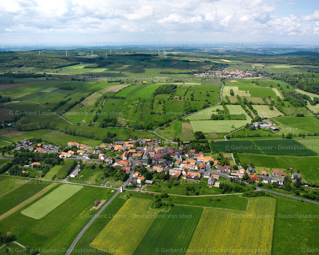 2615685 | HOPFMANNSFELD 09.06.2006 Landwirtschaftliche Nutzflächen und Feldgrenzen  umsäumen das Siedlungsgebiet des Dorfes in Hopfmannsfeld im Bundesland Hessen, Deutschland // Agricultural land and field boundaries surround the settlement area of the village  in Hopfmannsfeld in the state Hesse, Germany Foto: Gerhard Launer