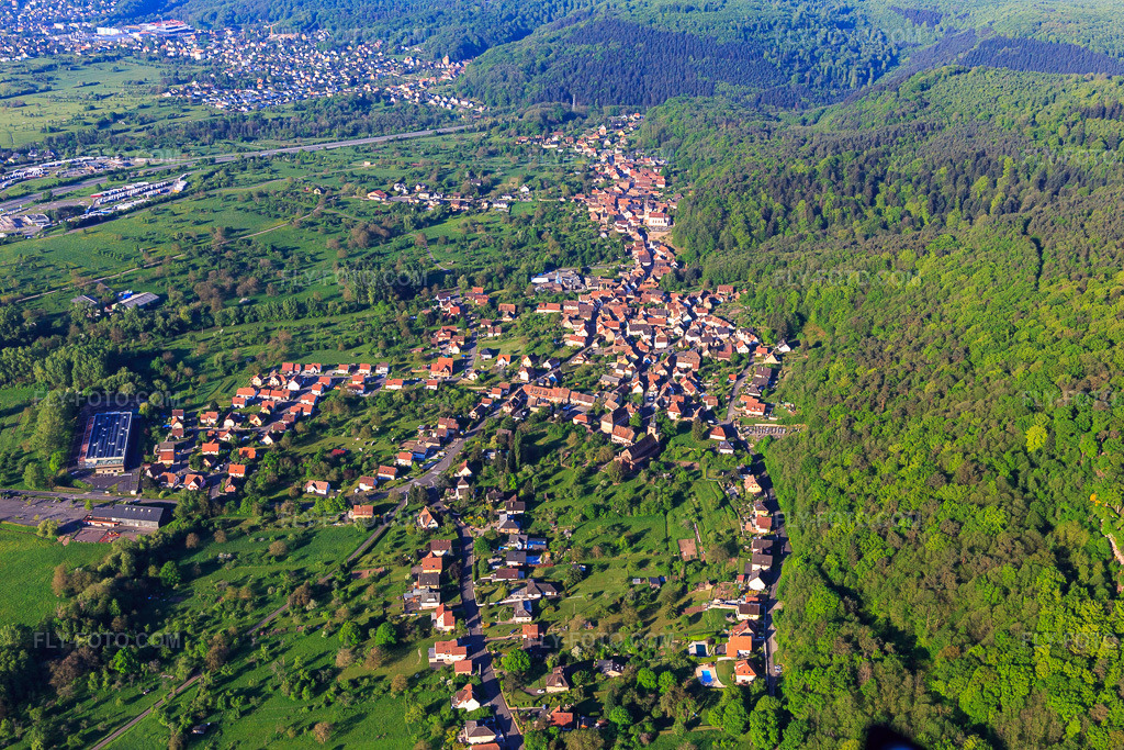Aerial view: View of a town on the edge of the Northern Vosges Mountains from the north in Saint-Jean-Saverne in the state Bas-Rhin, France.Photo: IMG_145956.jpg taken on 05/01/2025 by Werner Riehm/FLY-FOTO.comResolution of the original: 5472 x 3648 px