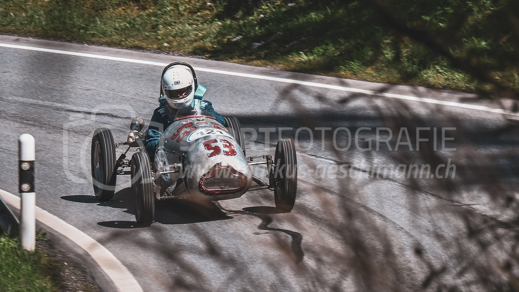 19. Arosa ClassicCar 2023 - 2. September 2023 | 19. Arosa ClassicCar 2023
Arosa, Schweiz
Zumstein Max aus Attiswil mit der Startnummer 121 in einem Cooper F3 MK3, Jahrgang 1949, in der Klasse Alpine Performance.
@arosaclassiccar, @arosa.official, #arosaclassiccar, #arosa, #76curves, #classiccar
Bild: Sportfotografie Markus Aeschimann | www.markus-aeschimann.ch - Realisiert mit Pictrs.com