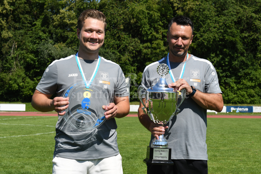 Bayernliga Meister SpVgg GW Deggendorf C-Junioren | Jubelbilder SpVgg GW Deggendorf C-Junioren U15Meistertrainer li: Johannes Mautner und sein Co-Trainer Marco Fuggenthaler - Realisiert mit Pictrs.com