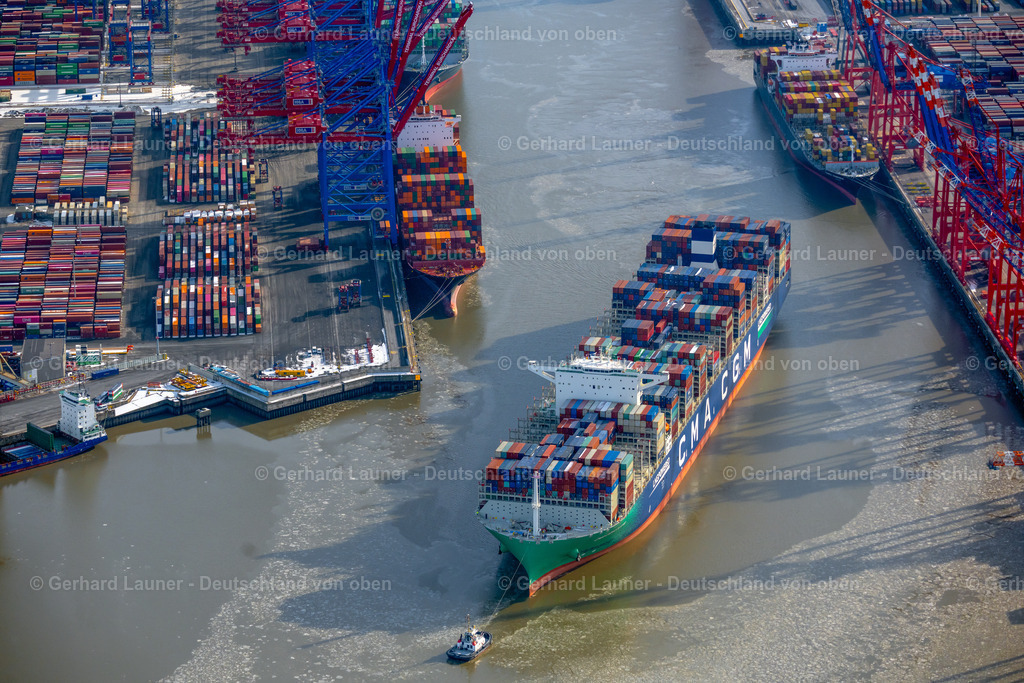 4044607 | HAMBURG 14.02.2021 Containerschiff "CMA CGM LOUVRE" am Burchardkai im Hafen im Ortsteil Waltershof in Hamburg, Deutschland. Weiterführende Informationen bei: CMA CGM (DEUTSCHLAND) GMBH HAMBURG,  Hamburger Hafen und Logistik Aktiengesellschaft. // Container ship "CMA CGM LOUVRE" at Burchardkai in the harbor in the district Waltershof in Hamburg, Germany. Further information at: CMA CGM (DEUTSCHLAND) GMBH HAMBURG,  Hamburger Hafen und Logistik Aktiengesellschaft. Foto: Gerhard Launer