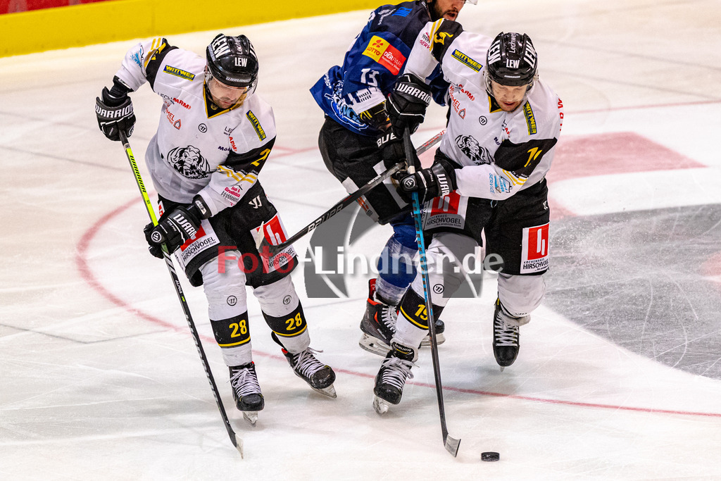 HC Landsberg Riverkings vs EA Schongau Mammuts | Eishockey Bayernliga 2023/2024, HC Landsberg Riverkings vs EA Schongau Mammuts, 20231110,
Kampf um den Puck Marius Klein (Mammuts 28), Matthias Müller (Mammuts 19) und Edgar PROTCENKO (HCL 13),
2023-11-10 in Landsberg (Eisstadion)
13 Edgar PROTCENKO (HCL 13), 28 Marius KLEIN (Mammuts 28), 19 Matthias MÜLLER (Mammuts 19)
Copyright: WolfgangxLindner foto-lindner.de