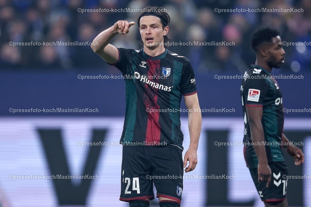 S0401022502128 | 01.02.2025, Fußball, FC Schalke 04 - 1. FC Magdeburg, 2.. Fußball Bundesliga, 20. Spieltag, Veltins-Arena Gelsenkirchen, Saison 2024 2025: Jean Hugonet (1.FC Magdeburg #24)DFB regulations prohibit any use of photographs as image sequences and or quasi-video.