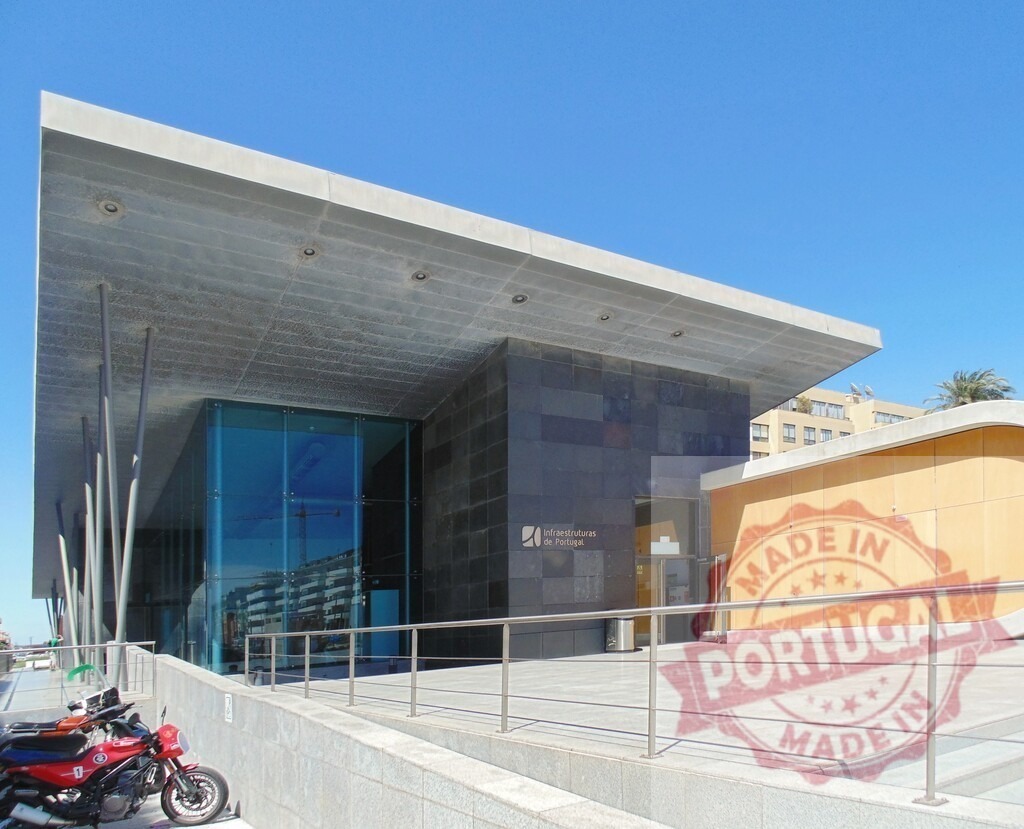 Terreiro do Paço metro station entrance building in Lisbon. Aveiro - Portugal | Modern architecture of Lisbon's transit hub under a clear blue sky - Realisiert mit Pictrs.com