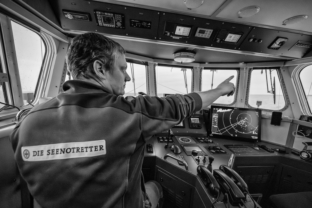 Seenotretter der DGzRS Nordstrand © Holger Rüdel | Der Online-Shop von Holger Rüdel. Ausgewählte Fotografien als FineArt-Prints bestellen: Bildreportagen, Landschaften, Wildlife, History, Infrarot-Motive in Schwarzweiß und Verschiedenes.  - Realisiert mit Pictrs.com