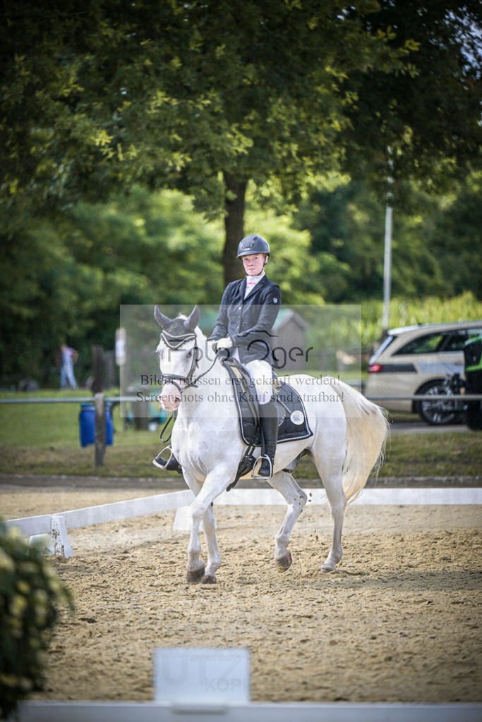 DOS_7954 | Entdecke hochwertige Reitturnierfotos von Foto Oger. Professionell, emotional und authentisch – jetzt Lieblingsmomente im Shop bestellen.Deutschlandweite Turnierfotografie. - Realisiert mit Pictrs.com