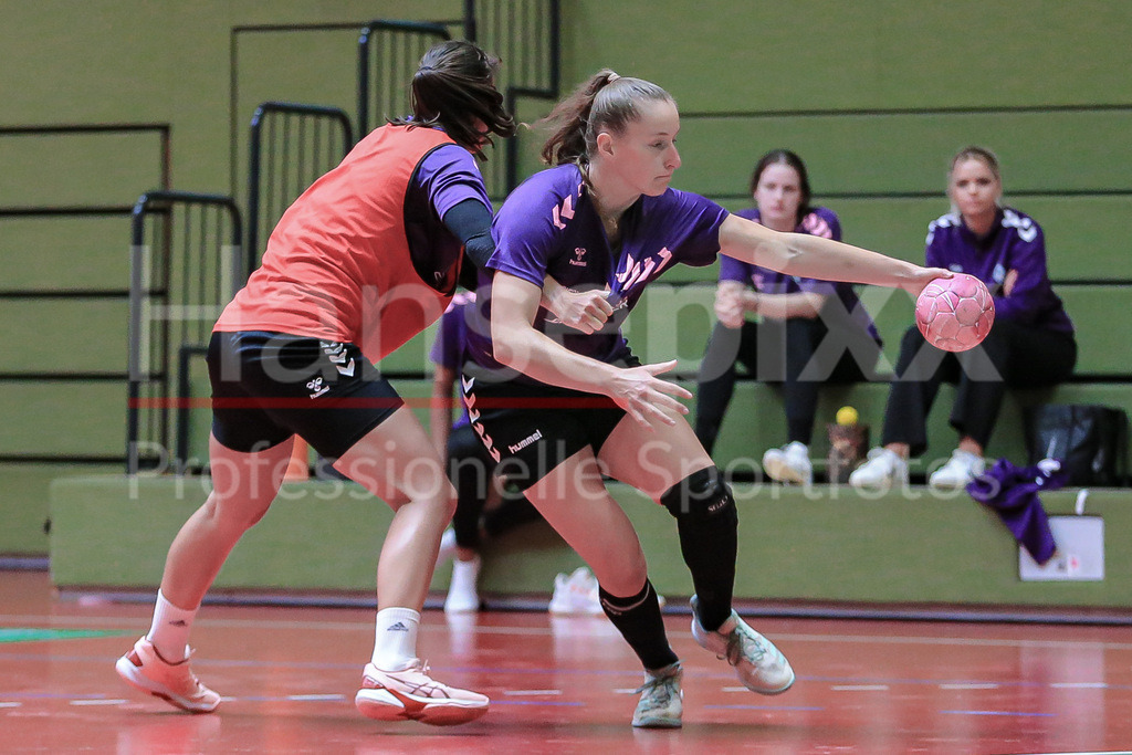 Handball, 2. Bundesliga Frauen, Training SV Werder Bremen | v.li.: Anna Lena Bergmann (SV Werder Bremen, 25) und Lara Niemann (SV Werder Bremen, 35) im Zweikampf, Duell, Spielszene, Aktion, Action