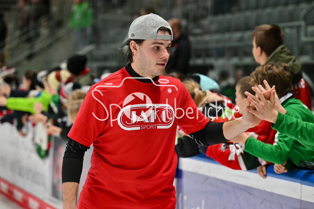 Augsburger Panther - Nürnberg Ice Tigers | Das Team der Augsburger Panther feiert zusammen mit den Fans den Heimsieg gegen Nuernberg / DEL: Augsburger Panther - Nuernberg Ice Tigers, Curt Frenzel Stadion am 06.12.2024