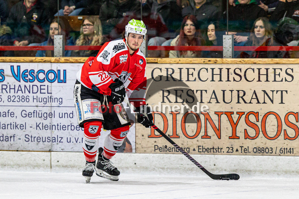 Halbfinale Spiel 3 TSV Peißenberg Miners vs TEV Miesbach | Eishockey Bayernliga Playoffs 2023/2024, Halbfinale Spiel 3 TSV Peißenberg Miners vs TEV Miesbach, 20240315,
Sinan ONDÖRTOGLU (Miners 22) in Aktion,
2024-03-15 in Peißenberg (Eisstadion)
22 Sinan ONDÖRTOGLU (Miners 22)
Copyright: WolfgangxLindner foto-lindner.de