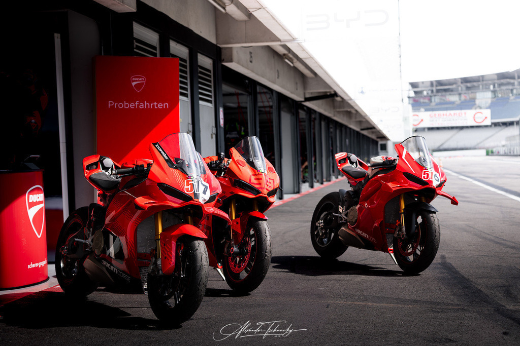 Ducati Trackday Hockenheimring 2026 | Entdecken Sie die faszinierende Welt von Alexander Tschuncky Arts: Kreative Fotografie, atemberaubende Automobilkunst und hochwertiger Bilderdruck. Lassen Sie sich inspirieren! - Realisiert mit Pictrs.com