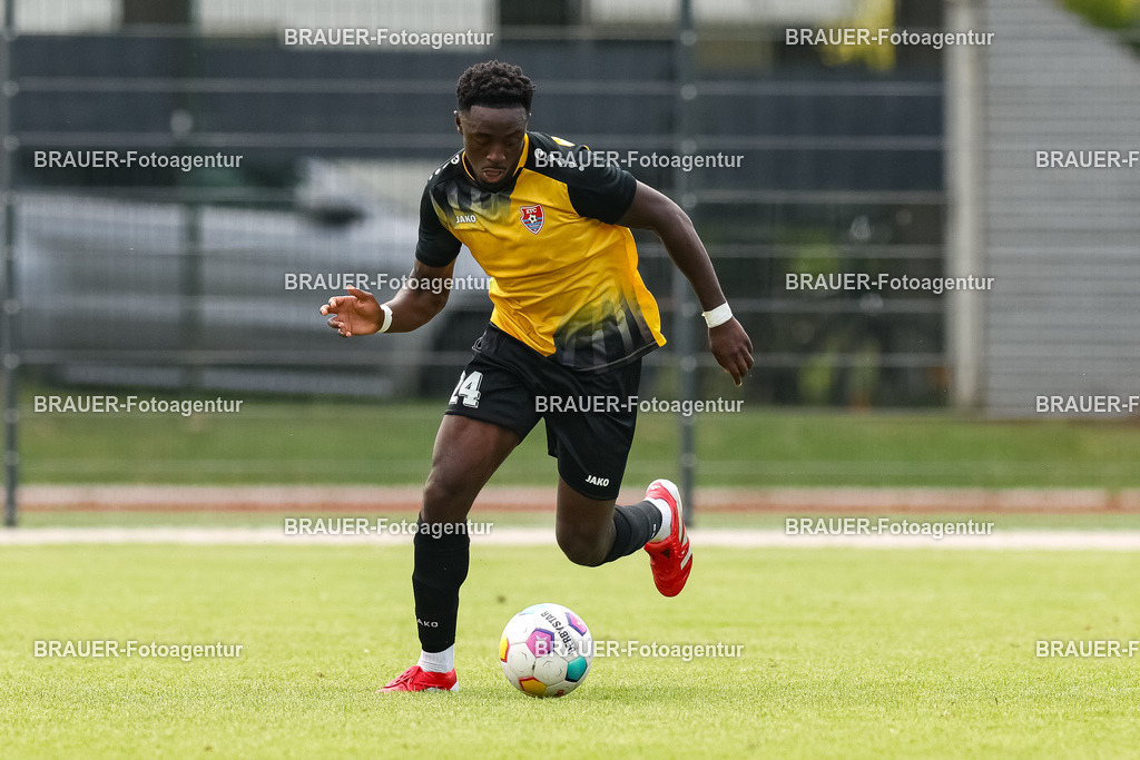 1_SVSKFC_20250726_0545.JPG -  - SV Schermbeck - KFC Uerdingen  - Testspiel | Schermbeck, Deutschland, 26.07.25: Kingsley Helmut Marcinek (KFC Uerdingen) in Aktion, am Ball, Einzelaktion während des Testspiel Spiels zwischen SV Schermbeck - KFC Uerdingen  in der Volksbank Arena am 26. July 2025 in Schermbeck, Deutschland. (Foto von Stefan Brauer/Brauer-Fotoagentur)