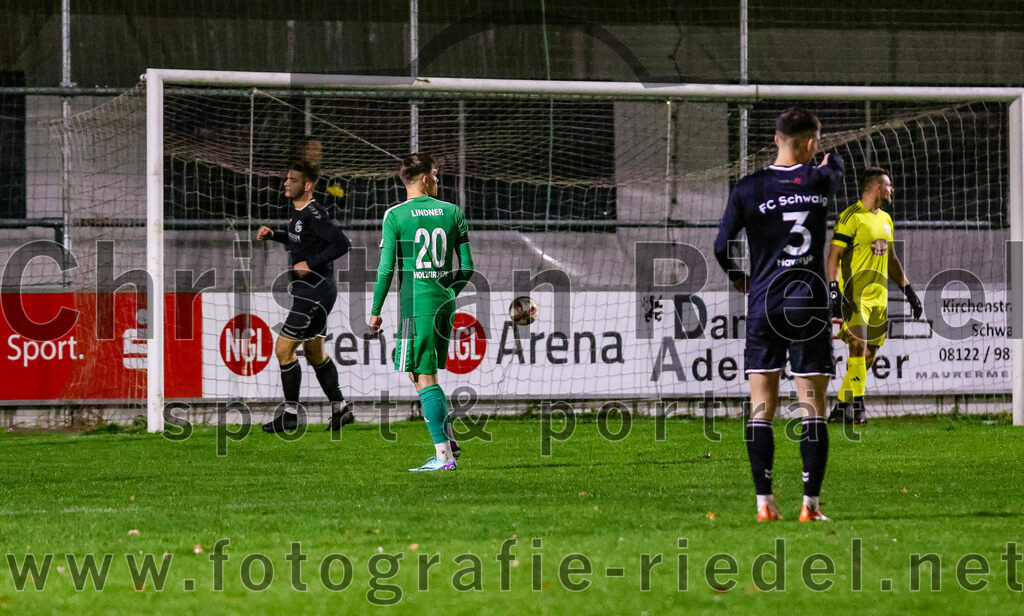 2023-11-03_035_FC_Schwaig_gegen_TuS_Holzkirchen | Oberding, Deutschland, 03.11.2023:
Fußball, Landesliga Südost 2023 / 2024, 19. Spieltag, FC Schwaig gegen TuS Holzkirchen, Endergebnis: 4:1

Tor zum 1:0 durch Raffael Ascher (FC Schwaig, #9)
Raffael Ascher (FC Schwaig, #9), Pirmin Lindner (TuS Holzkirchen, #20), Roman Mavdryk (FC Schwaig, #3), Torwart Lars Lewerenz (TuS Holzkirchen, #24)

Foto: Christian Riedel / fotografie-riedel.net