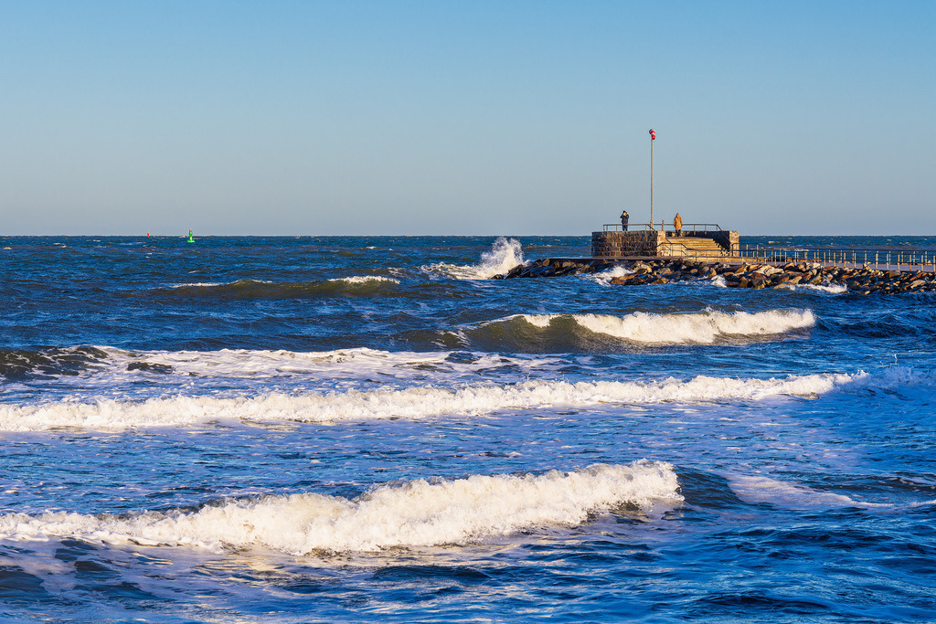 Wellen und Mole an der Küste der Ostsee in Warnemünde | Wellen und Mole an der Küste der Ostsee in Warnemünde.