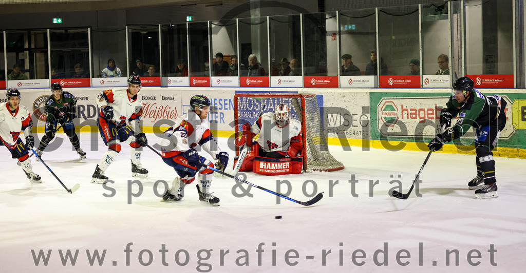 2023-02-19_119_TSV_Erding_gegen_VfE_Ulm-Neu-Ulm | Erding, Deutschland, 19.02.2023:
Eishockey, Bayernliga Meisterrunde Gruppe B 2022 / 2023, 5. Spieltag, TSV Erding gegen VfE Ulm/Neu-Ulm, Endergebnis: 

Mark Waldhausen (Erding Gladiators, #27), Torwart David Heckenberger (VfE Ulm/Neu-Ulm e. V., #3), Thomas Plihal (Erding Gladiators, #39)

Foto: Christian Riedel / fotografie-riedel.net
