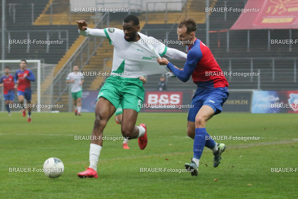 15.11.2025 KFC Uerdingen - SPVG Schonnebeck | Krefeld, Deutschland, 15.11.2025: Etienne-Noel Reck (KFC Uerdingen) und Dacain Dacruz Baraza (Spvg Schonnebeck) in Aktion während des Oberliga Niederrhein Spiels zwischen KFC Uerdingen  - Spvg Essen Schonnebeck am 15.11. 2025 im Krefelder Grotenburg - Stadion in Krefeld, Deutschland. (Foto Ralph Görtz / Brauer-Fotoagentur)