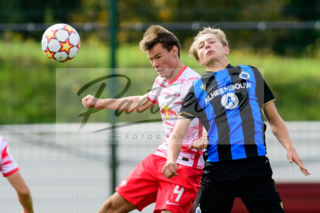 YLLEBR20210928_005 | Fussball, A-Junioren: Julius Pfennig (RB Leipzig) und Romeo Vermant (Club Brugge KV) im Zweikampf beim Spiel der UEFA Youth League zwischen RB Leipzig und FC Bruegge im Stadion am Cottaweg am 28.09.2021 in Leipzig, Deutschland. - Realisiert mit Pictrs.com