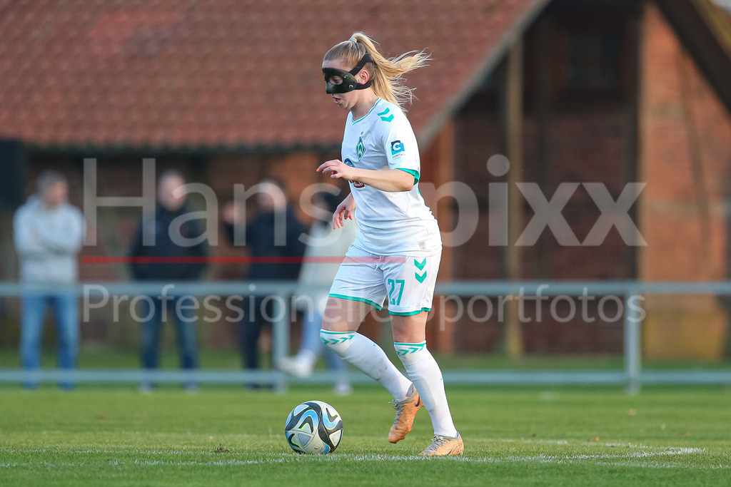 Fussball, Testspiel Frauen, SV Henstedt-Ulzburg - SV Werder Bremen | v.li.: Nina Lührßen (SV Werder Bremen, 27) am Ball, Freisteller, Einzelbild, Ganzkörper, Aktion, Action, Spielszene