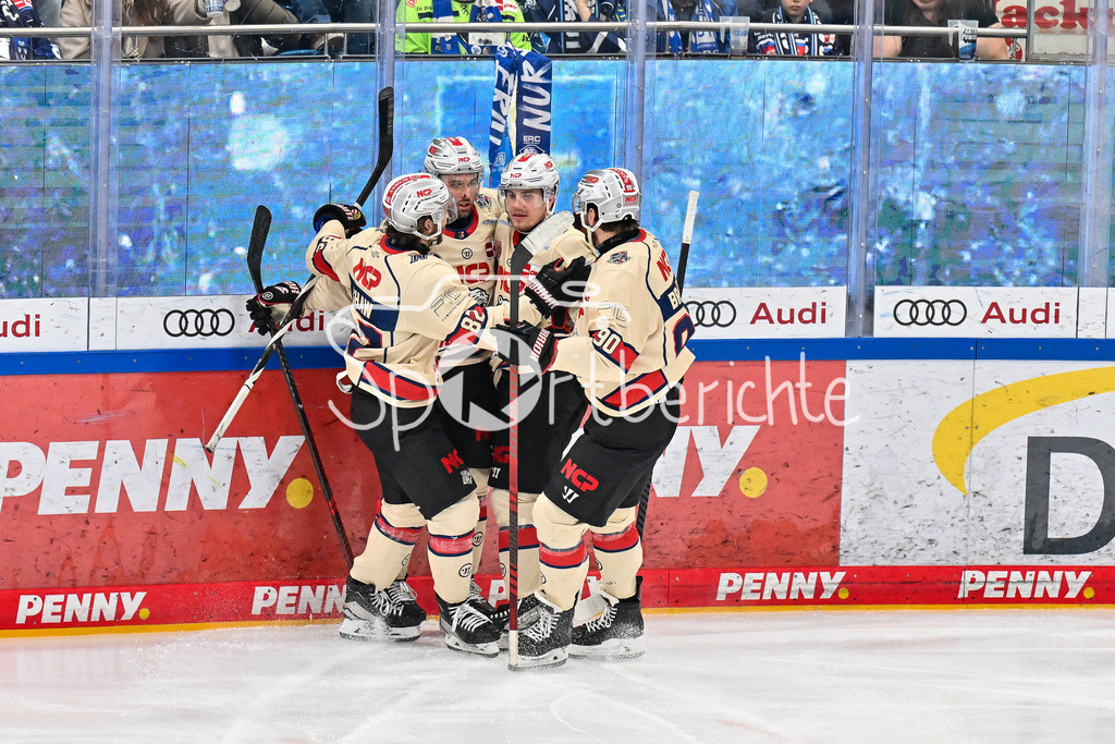 ERC Ingolstadt - Nuernberg Ice Tigers | Jubel der Gaeste nach dem Treffer zum 2-2 durch Evan BARRATT (Nuernberg Ice Tigers 10) / Tor / Torschuetze / Freude / Happy / DEL: ERC Ingolstadt - Nuernberg Ice Tigers, Saturn Arena am 21.03.2025