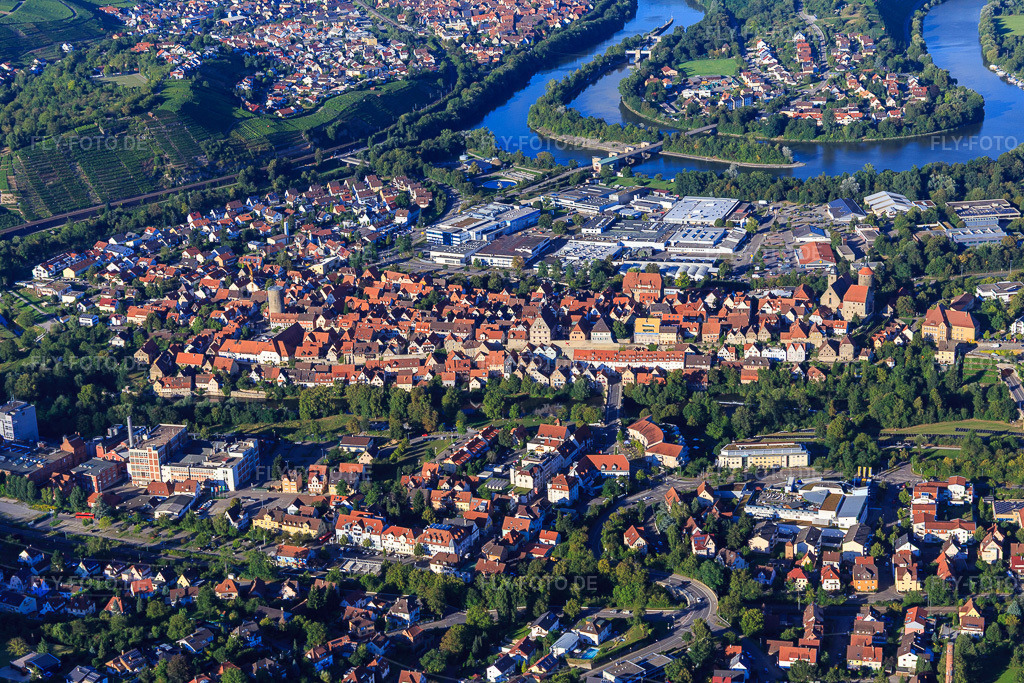 Luftbild: Historische Altstadt vor der Neckarschleife in Besigheim im Bundesland Baden-Württemberg in Deutschland. Foto: IMG_093515.jpg vom 22.08.2016 durch Werner Riehm/FLY-FOTO.deBesigheim