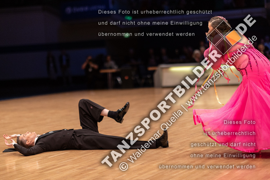 20221112-01713 | Hier finden Sie Tanz Bilder vom Latein und Standard Formationen tanzen. Sportbilder vom Tanzsport. Schöne Fotos und von Weltmeisterschaft, Europameisterschaft, Bundesliga, Regionalliga, Oberliga und Landesliga sowie von GOC Stuttgart, DanceComp, WM Bremen