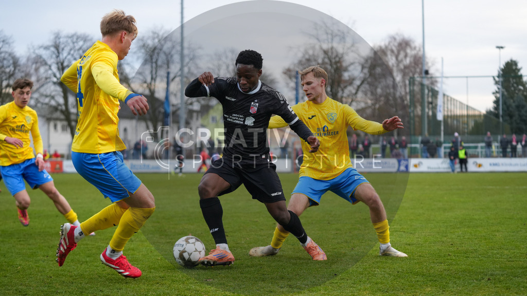 Fußball, Herren, Saison 2025/2026, Regionalliga Nordost, 18. Spieltag, FSV 63 Luckenwalde vs. FC Rot-Weiß Erfurt, Samstag 06.12.2025, Werner-Seelenbinder-Stadion Luckenwalde, | Fußball, Herren, Saison 2025/2026, Regionalliga Nordost, 18. Spieltag, FSV 63 Luckenwalde vs. FC Rot-Weiß Erfurt, Samstag 06.12.2025, Werner-Seelenbinder-Stadion Luckenwalde, Im Bild: Benjika Caciel (l. Erfurt) und Fabio Schneider (r. Luckenwalde) - Realisiert mit Pictrs.com