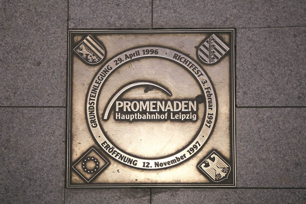 Hauptbahnhof - Gedenktafel Promenaden Hauptbahnhof | Entdecke über 20 Kategorien Leipzig-Motive: Foto-Downloads, hochwertige Poster, Leinwand- & Fine-Art-Prints. Jetzt Lieblingsfoto im Bildlexikon Leipzig Shop bestellen!