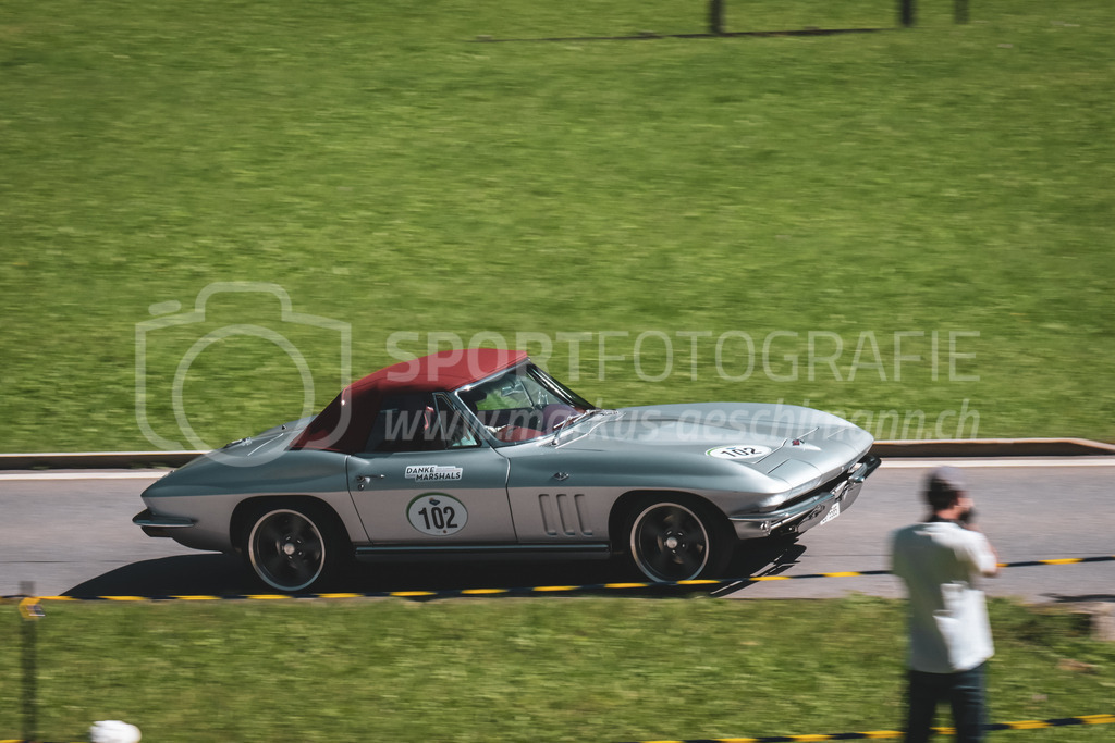 21. Arosa ClassicCar 2025 - 6. =September= 2025 | Manfred Moser aus Udligenswil (SUI) in einem Chevrolet Corvette Stingray aus dem Jahre 1965 mit Startnummer 102 am Arosa ClassicCar 2025 in der Kategorie Alpine Performance..@arosaclassiccar, @arosa.official, #arosaclassiccar, #arosa, #76curves, #classiccarBild: Sportfotografie Markus Aeschimann | www.markus-aeschimann.ch - Realisiert mit Pictrs.com