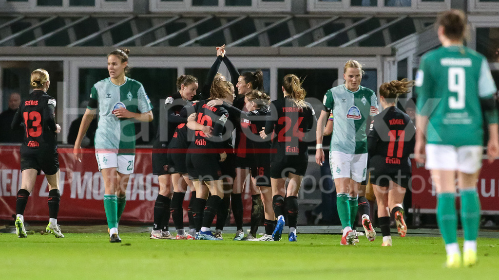 Fussball, Google Pixel Frauen-Bundesliga, SV Werder Bremen - Bayer 04 Leverkusen | v.li.: Spielerinnen von Bayer 04 Leverkusen mit Torjubel, Jubel, jubeln, jubelt, optimistisch, Spielszene, Highlight, Freude über das Tor zum 0:1, DIE DFB-RICHTLINIEN UNTERSAGEN JEGLICHE NUTZUNG VON FOTOS ALS SEQUENZBILDER UND/ODER VIDEOÄHNLICHE FOTOSTRECKEN. DFB REGULATIONS PROHIBIT ANY USE OF PHOTOGRAPHS AS IMAGE SEQUENCES AND/OR QUASI-VIDEO.