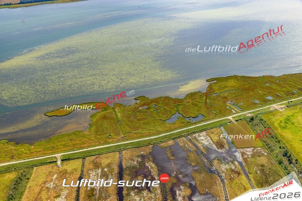 Luftaufnahme Bodden Zingst - Die Luftaufnahme wurde 2025 vom UL-Flugzeug heraus erstellt ( ohne Drohne ) - Hochauflösende Luftaufnahme - für professionelle Ausdrucke geeignet. Die Geschenkidee !Mit Lizenz und Bildrechte bestellbar