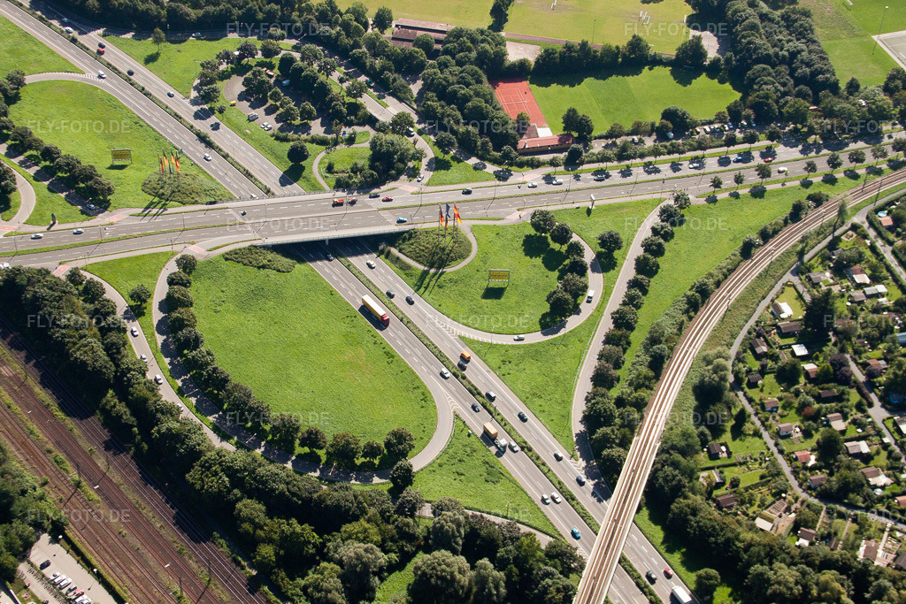 Luftbild: Verkehrsführung und Fahrbahnen der Straßenführung am Kreuz Südtangente zum Zubringer A5 Karlsruhe Ettlingen vor dem Edeltrudtunnel im Ortsteil Beiertheim-Bulach in Karlsruhe im Bundesland Baden-Württemberg in Deutschland. Foto: IMG_32006.jpg vom 20.08.2010 durch Werner Riehm/FLY-FOTO.de