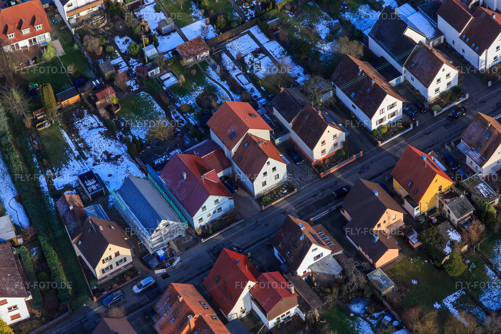 Luftbild: EFH-Neubau in der Waldstraße im Winter bei Schnee in Kandel im Bundesland Rheinland-Pfalz in Deutschland. Foto: IMG_096308.jpg vom 15.01.2017 durch Werner Riehm/FLY-FOTO.de