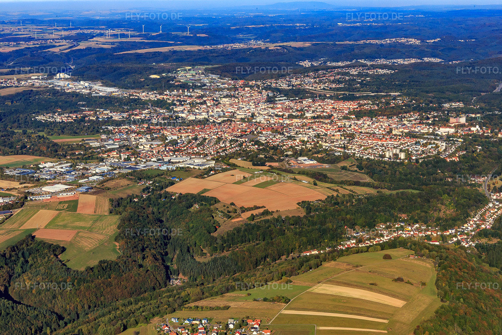 Luftbild: Stadtübersicht aus Süden in Pirmasens im Bundesland Rheinland-Pfalz in Deutschland. Foto: IMG_095199.jpg vom 16.10.2016 durch Werner Riehm/FLY-FOTO.de