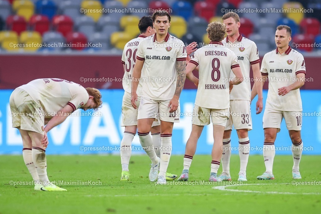 F9524042601058 | 24.04.2026, Fußball, Fortuna Düsseldorf - SC Dynamo Dresden, 2. Fußball Bundesliga, Herren, Merkur Spiel-Arena, 31. Spieltag, Saison 2025 2026: Robert Wagner (Dynamo Dresden #19) Julian Pauli (Dynamo Dresden #13) Thomas Keller (Dynamo Dresden #39) Luca Herrmann (Dynamo Dresden #08) enttäuscht Enttäuschung nach der 0:3 Niederlager  DFB regulations prohibit any use of photographs as image sequences and or quasi-video.