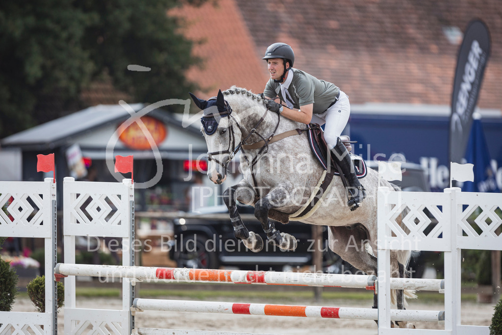 240627_LüPfSpTa_SprPf-M-217 | Deine schönsten Turniermomente als professionelle Fotos! Entdecke hochwertige Pferdesport-Fotografie im Online-Shop. Jetzt Fotos finden & bestellen!