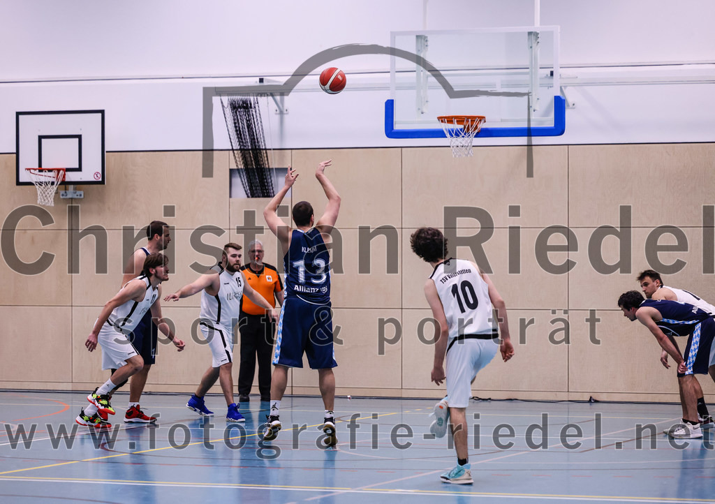2022-04-03_030_TSV_Vaterstetten_gegen_SV_Weissblau-Allianz_Muenchen | Vaterstetten, Deutschland, 03.04.2022:
Basketball, Bezirksoberliga Herren 2021 / 2022, 14. Spieltag, TSV Vaterstetten gegen SV Weißblau-Allianz München, Endergebnis: 86:54

Finn Liebig (TSV Vaterstetten, #11), Mathias Furtmair (TSV Vaterstetten, #15), Peter Fabian Klemm (SV Weißblau-Allianz München, #13), Luca Maurice Kohll (TSV Vaterstetten, #10)

Foto: Christian Riedel / fotografie-riedel.net
