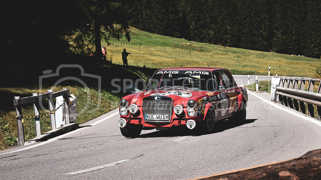 19. Arosa ClassicCar 2023 - 1. September 2023 | 19. Arosa ClassicCar 2023
Arosa, Schweiz
Weber Ulrich aus Schönenberg-Kübelberg mit der Startnummer 324 in einem Mercedes - Benz 300 SEL 6.3, Jahrgang 1970, in der Klasse Alpine Performance.
@arosaclassiccar, @arosa.official, #arosaclassiccar, #arosa, #76curves, #classiccar
Bild: Sportfotografie Markus Aeschimann | www.markus-aeschimann.ch - Realisiert mit Pictrs.com