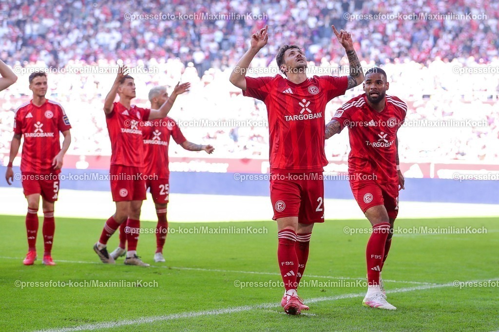 F9510052501045 | 10.05.2025, Fußball, Fortuna Düsseldorf - FC Schalke 04, 2. Fußball Bundesliga, Merkur Spiel-Arena, Saison 2024 2025: Torjubel nach dem Tor zum 1:0 durch Torschütze Dawid Kownacki (Fortuna Duesseldorf #24) DFB regulations prohibit any use of photographs as image sequences and or quasi-video.
