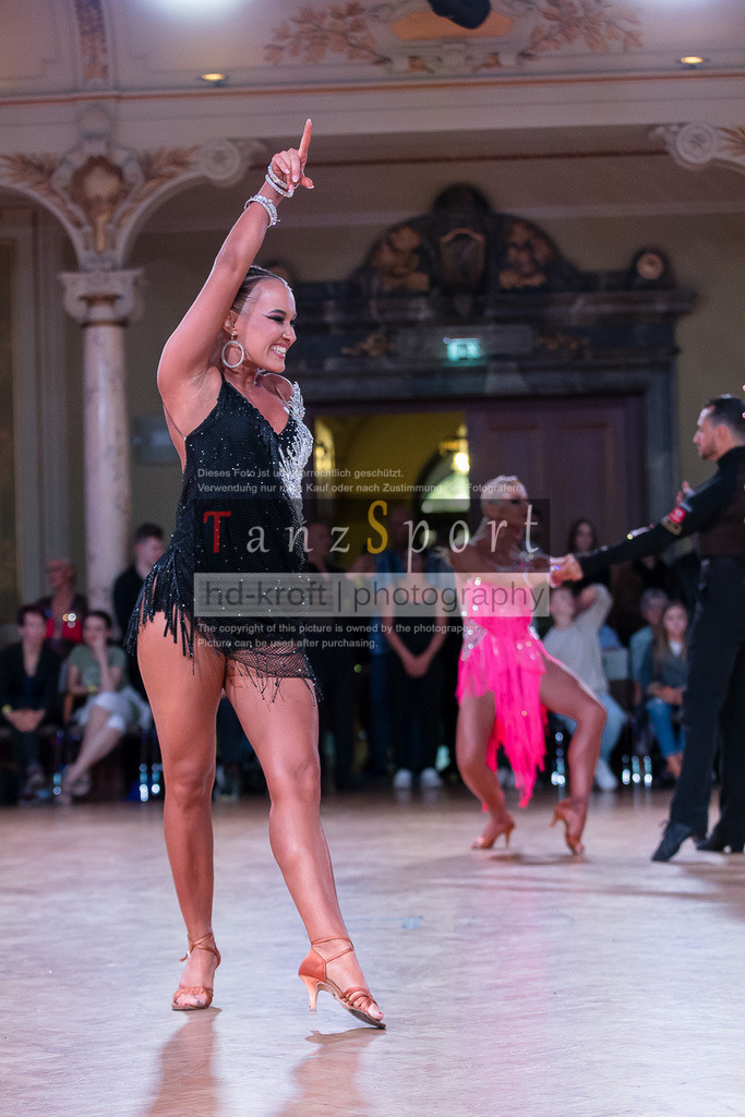 20240706_WDSF_WO_Latin_10731 | Tanzsportbilder, Standardtanz, Lateintanz, WDSF, DTV, LTVB, dancecomp, goc, hessen tanzt, blaues band der spree, walzer, tango, wiener walzer, slowfox, quickstepp, samba, rumba, cha-cha-cha, paso doble. jive, hd-kroft photography, turniertanzsport