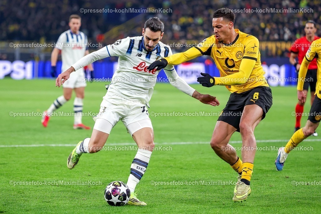 UCL17022601098 | 17.02.2026, Fußball, UEFA Champions League, Borussia Dortmund - Atalanta Bergamo, BVB Stadion, Play-Offs Hinspiel, Saison 2025 2026: Davide Zappacosta&nbsp;(Atalanta Bergamo #77) im Zweikampf gegen Felix Nmecha&nbsp;(BVB #08)   Regulations prohibit any use of photographs as image sequences and or quasi-video.
