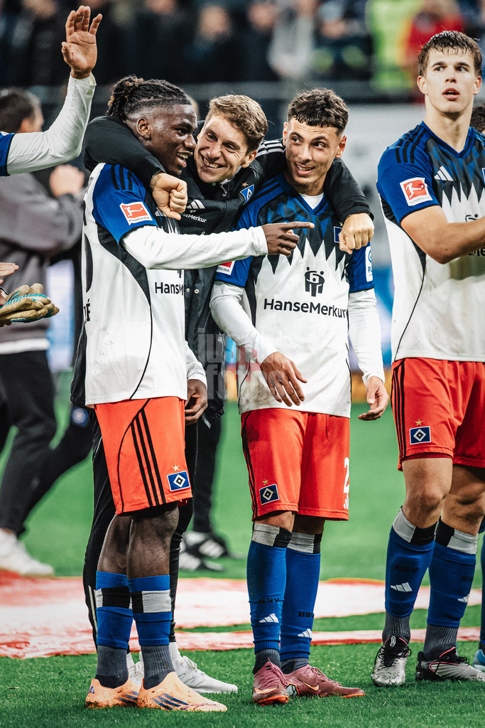 Fußball | Männer | Saison 2025/2026 | 1. Fußball-Bundesliga | 6. Spieltag | Hamburger SV vs. 1. FSV Mainz 05 | 05.10.2025 | v.l. Fabio Balde (#45, HSV), Co-Trainer Loic Fave (HSV) und William Mikelbrencis (#2, HSV) freuen sich nach dem Sieg