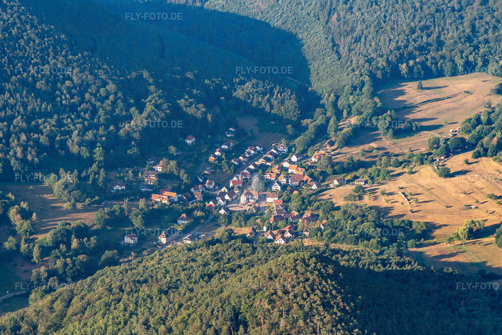 unter der Wegelnburg | Luftbild: unter der Wegelnburg in Nothweiler im Bundesland Rheinland-Pfalz in Deutschland. Foto: IMG_122043.jpg vom 08.08.2020 durch ©2025 Werner Riehm fly-foto.de/copyright - Realisiert mit Pictrs.com