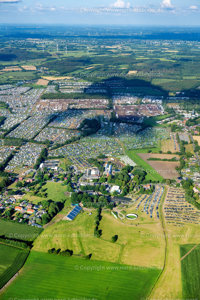 Wacken_Musik_Festival_ELS_5260060822 | WACKEN 06.08.2022 Besucher des Wacken Musik- Festivals auf dem Veranstaltungs- Konzertgelände an der Norderstraße in Wacken im Bundesland Schleswig-Holstein, Deutschland. Weiterführende Informationen bei: CTS EVENTIM AG & Co. KGaA,  ICS Festival Service GmbH,  SH Promotion GmbH&amp;Co.KG. // Participants in the Wacken music festival on the event concert area on street Norderstrasse in Wacken in the state Schleswig-Holstein, Germany. Further information at: CTS EVENTIM AG & Co. KGaA,  ICS Festival Service GmbH,  SH Promotion GmbH&amp;Co.KG. Foto: Martin Elsen