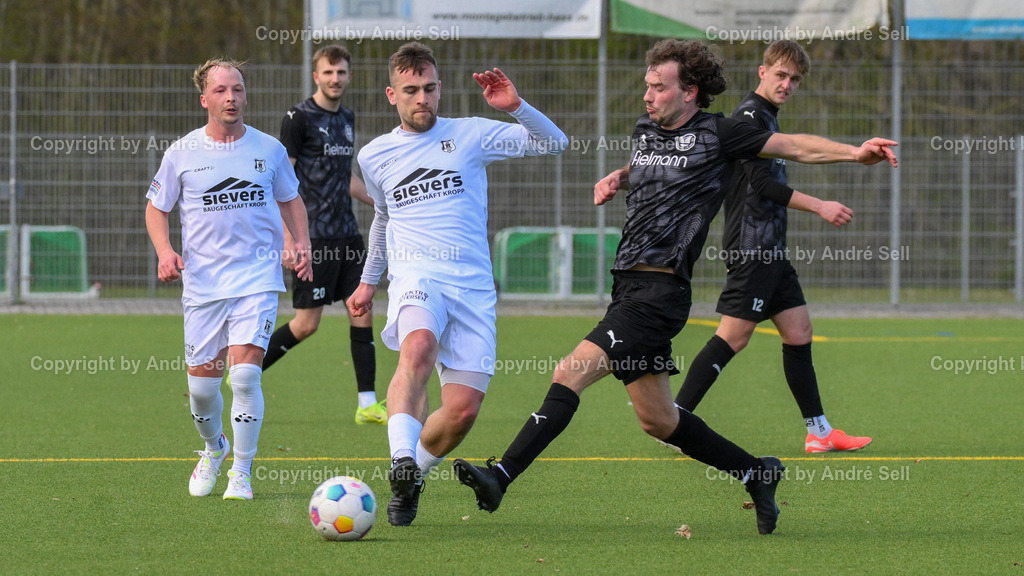 TSV Klausdorf (schwarz) vs Eckernförder SV (weiss) | Paul Battermann (Klausdorf #80) vs Nic Behrens (ESV #11) / Fußball-Landesliga Schleswig Männer 2025/2026 / TSV Klausdorf (schwarz) vs Eckernförder SV (weiss) / Kunstrasenplatz Klausdorf / Schwentinental / 04.04.26 - Realisiert mit Pictrs.com